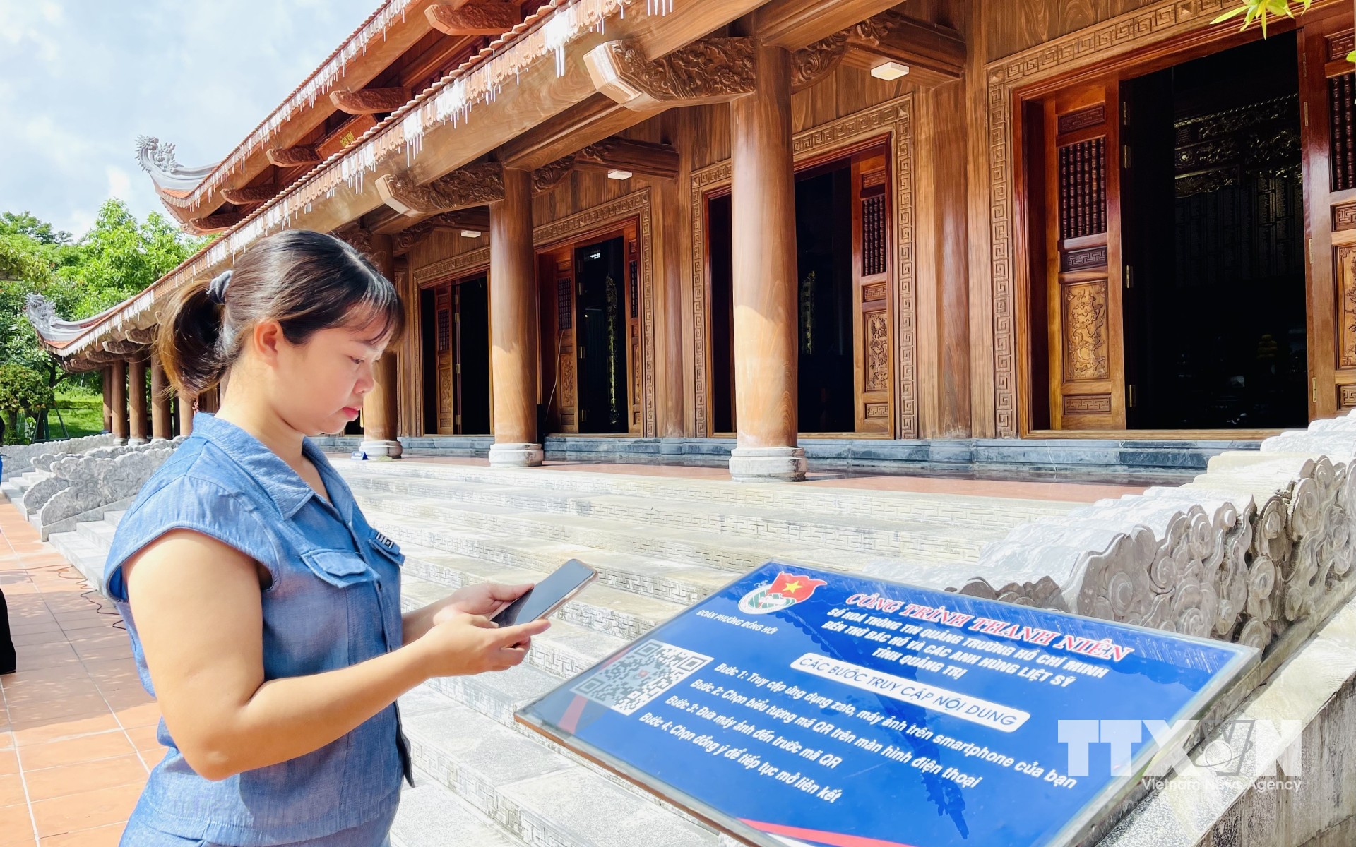 Người dân trải nghiệm quét mã QR tìm hiểu thông tin ở Công trình thanh niên số hóa Quảng trường Hồ Chí Minh – Đền thờ Bác Hồ và các anh hùng liệt sĩ (phường Đồng Hới, tỉnh Quảng Trị). (Ảnh: Võ Dung/TTXVN)